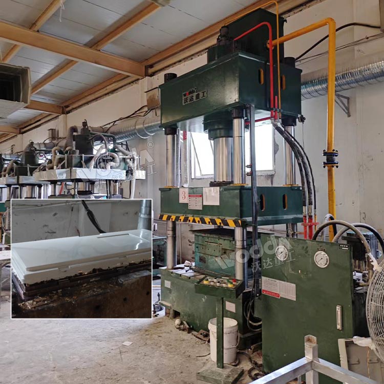 315噸玻璃鋼電表箱液壓機試機完成 315噸玻璃鋼電表箱液壓機試機完成