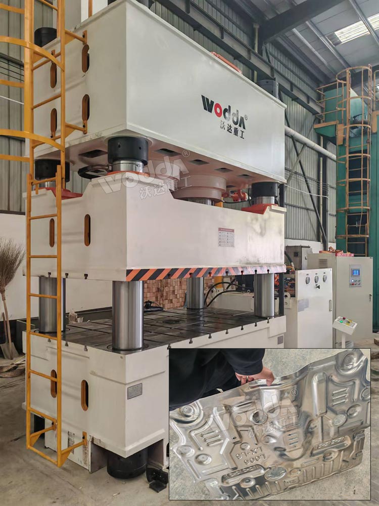 1000噸汽車配件成型液壓機(jī)現(xiàn)場 1000噸汽車配件成型液壓機(jī)現(xiàn)場