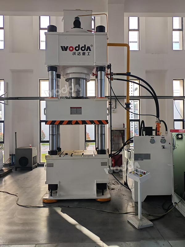 630噸四柱液壓機(jī) 630噸四柱液壓機(jī)