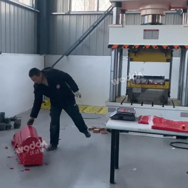 315噸電纜保護(hù)殼模壓液壓機(jī)現(xiàn)場(chǎng) 315噸電纜保護(hù)殼模壓液壓機(jī)現(xiàn)場(chǎng)