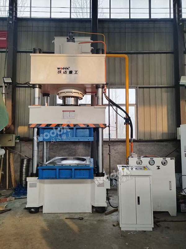 400噸不銹鋼水箱板液壓機試機