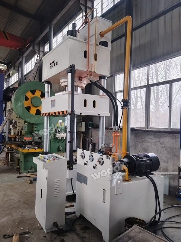 400噸不銹鋼水箱板液壓機安全完成