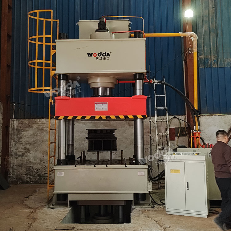 500噸四柱液壓機(jī)(液壓墊) 500噸四柱液壓機(jī)(液壓墊)