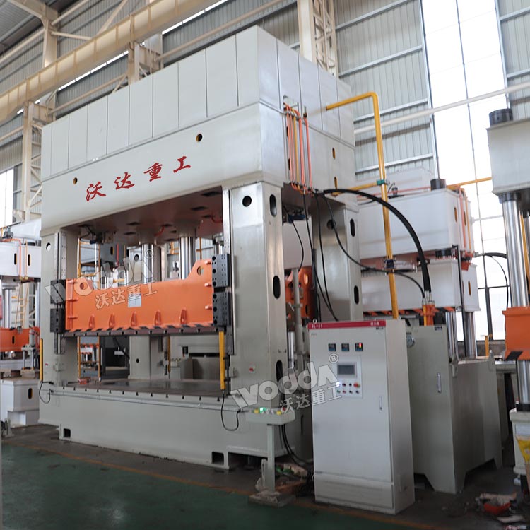 350噸框架式液壓機車間實物 350噸框架式液壓機車間實物