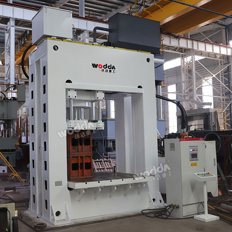 800噸龍門液壓機車間實物