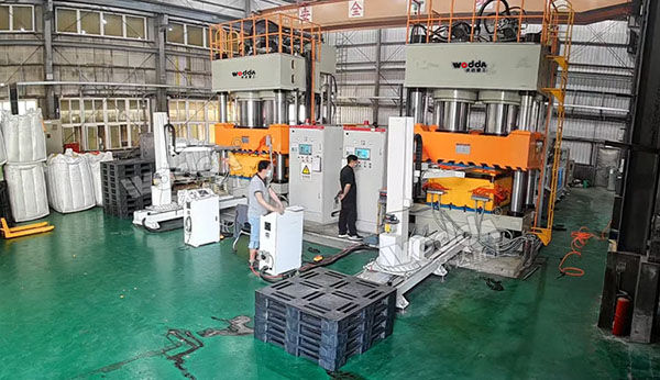 塑料托盤液壓機.jpg 塑料托盤液壓機.jpg