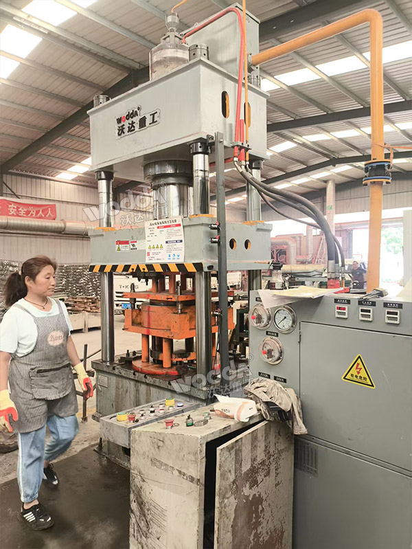 200噸封頭液壓機(jī)生產(chǎn)線 200噸封頭液壓機(jī)生產(chǎn)線