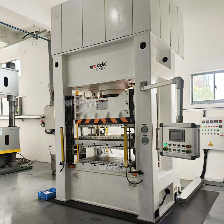 315噸框架式液壓機現(xiàn)場 315噸框架式液壓機現(xiàn)場