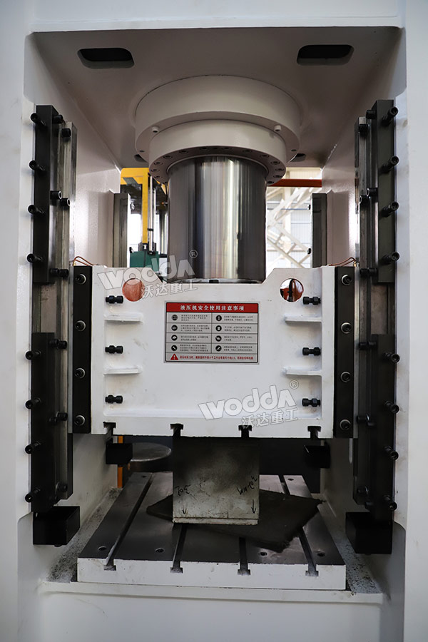 315噸框架式液壓機(jī)細(xì)節(jié) 315噸框架式液壓機(jī)細(xì)節(jié)