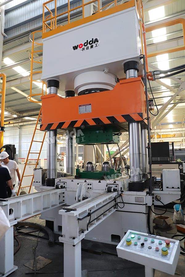 1000噸玻璃鋼頭盔成型液壓機 1000噸玻璃鋼頭盔成型液壓機