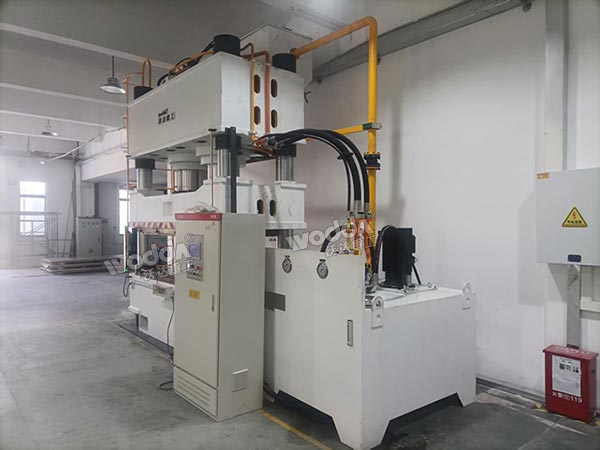 800噸液壓機(jī)現(xiàn)場(chǎng)