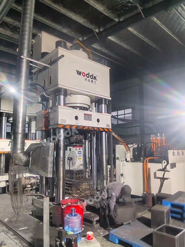 500噸石墨匣缽液壓機(jī)現(xiàn)場(chǎng)