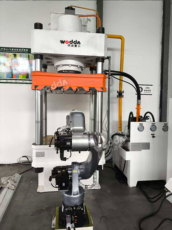 315噸四柱液壓機搭配機械手