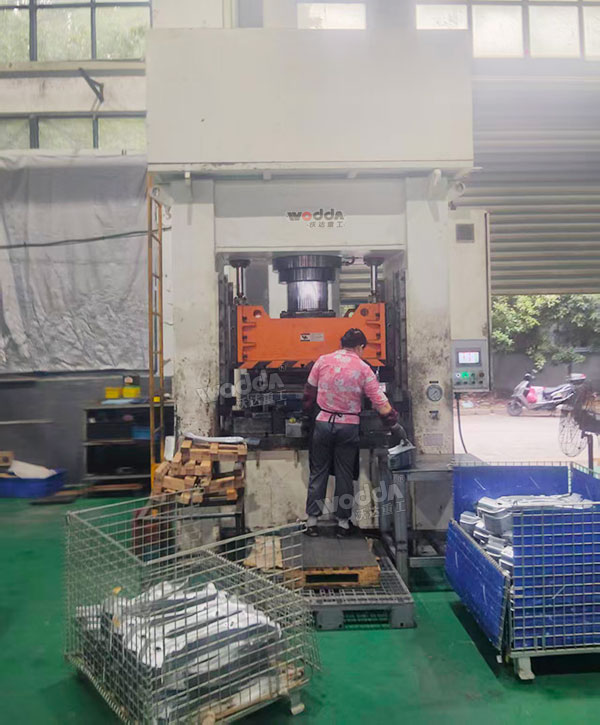 315噸框架式汽車配件成型液壓機現場