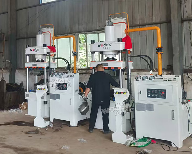 100噸不銹鋼盆拉伸液壓機(jī)現(xiàn)場(chǎng)