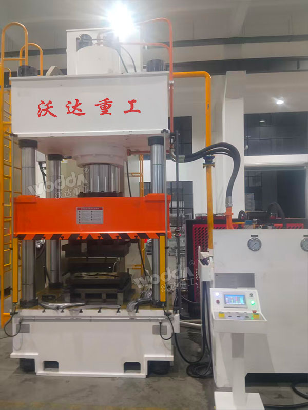 400噸汽車(chē)配件成型液壓機(jī)現(xiàn)場(chǎng)
