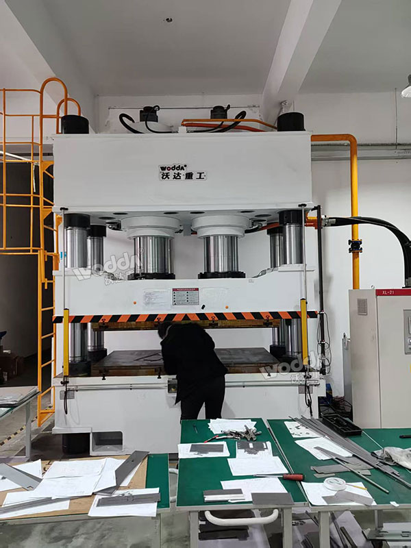 800噸四柱液壓機現場