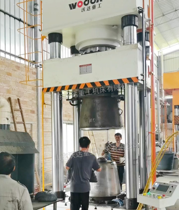 1200噸四柱液壓機(jī)模壓塑料水缸成型