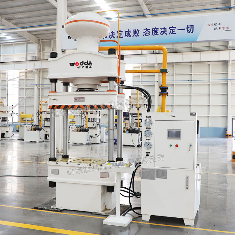 200噸三梁四柱液壓機(jī)車(chē)間實(shí)物