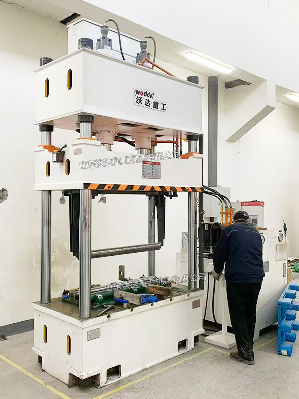 200噸四柱液壓機現(xiàn)場調(diào)試 200噸四柱液壓機現(xiàn)場調(diào)試