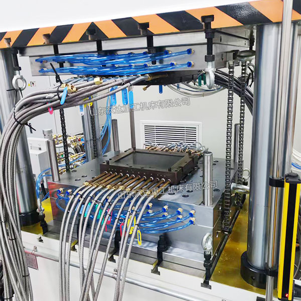 200噸四柱液壓機模壓飛機艙體隔板 200噸四柱液壓機模壓飛機艙體隔板