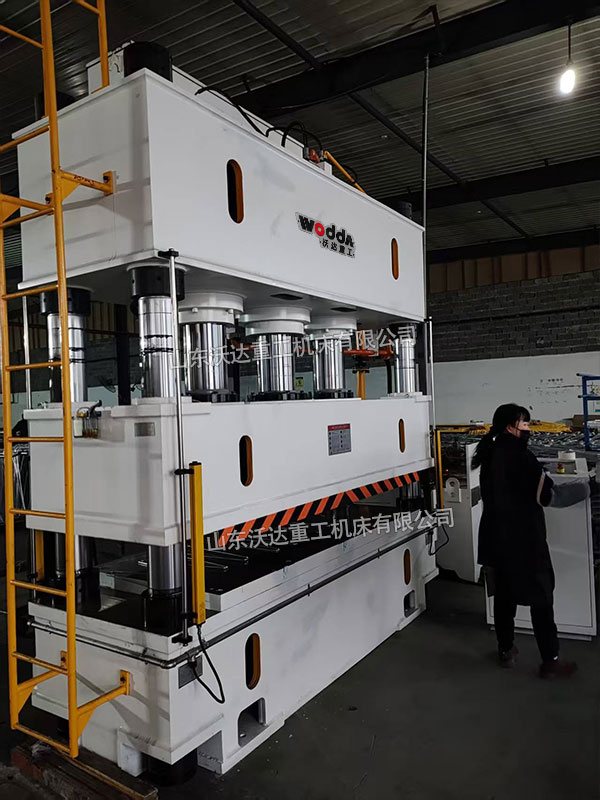 500噸四柱液壓機(jī)現(xiàn)場(chǎng) 500噸四柱液壓機(jī)現(xiàn)場(chǎng)