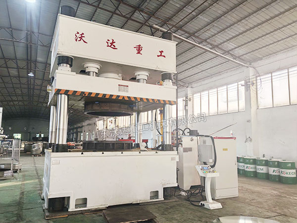 500噸四柱液壓機(jī)安裝完成 500噸四柱液壓機(jī)安裝完成