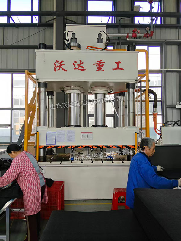 630噸熱壓汽車除霜通風(fēng)管成型液壓機(jī)