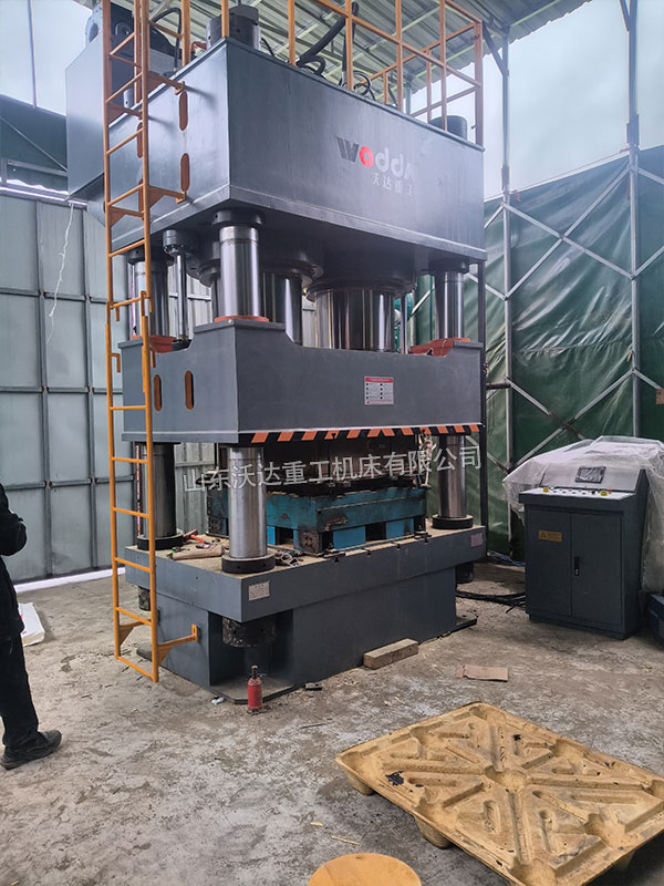 1600噸木屑托盤(pán)液壓機(jī)現(xiàn)場(chǎng)