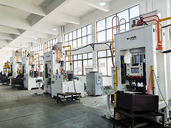 315噸汽車鋁制拉桿冷擠壓液壓機(jī)現(xiàn)場