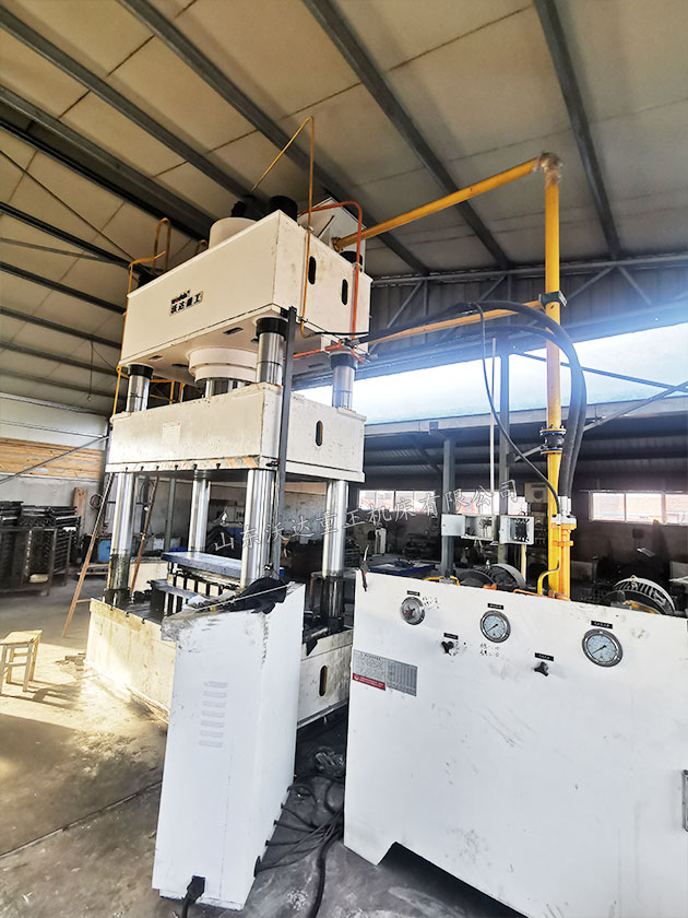 630噸汽車配件成型液壓機調試