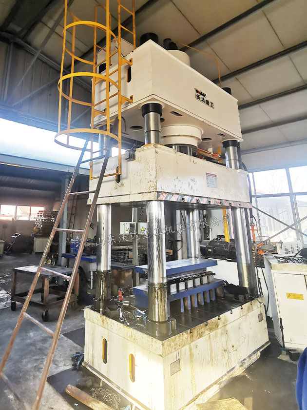 630噸四柱液壓機安裝完成