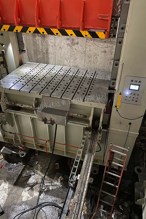 2500噸框架式液壓機細節(jié)