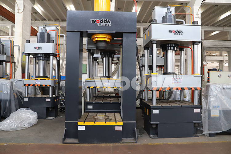 300噸龍門液壓機(jī)車間實(shí)物