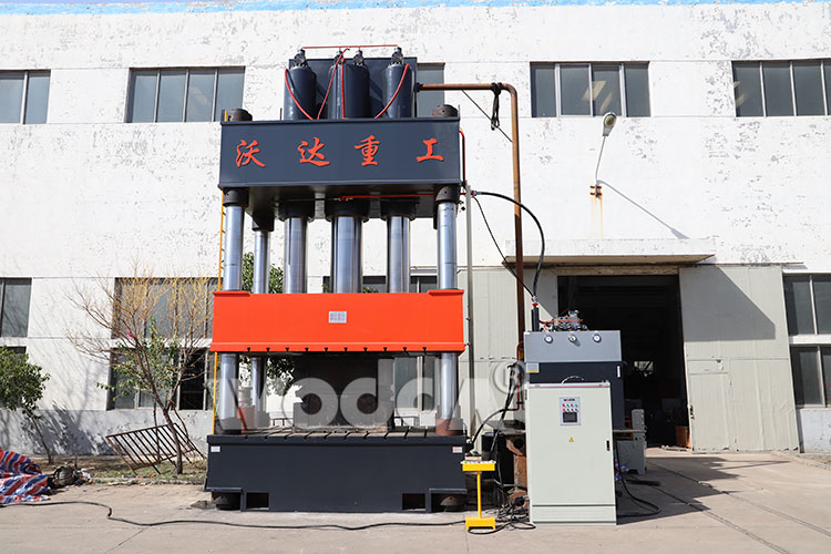 2000噸三梁四柱液壓機(jī) 2000噸三梁四柱液壓機(jī)