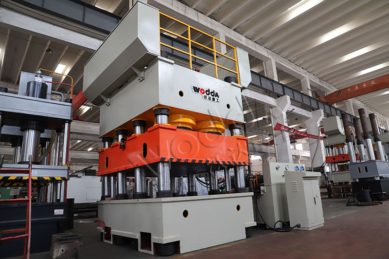 3600噸鋼木門壓花機(jī)車間展示 3600噸鋼木門壓花機(jī)車間展示